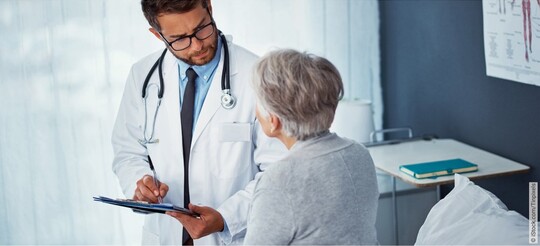 Frau im Krankenhaus bespricht mit einem Arzt die Therapie und Anwendung von Gepan® instill von Pohl-Boskamp