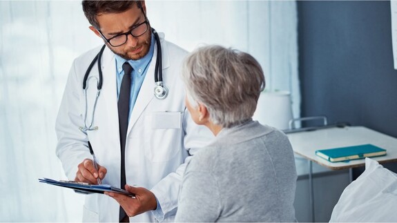 Frau im Krankenhaus bespricht mit einem Arzt die Therapie und Anwendung von Gepan® instill von Pohl-Boskamp