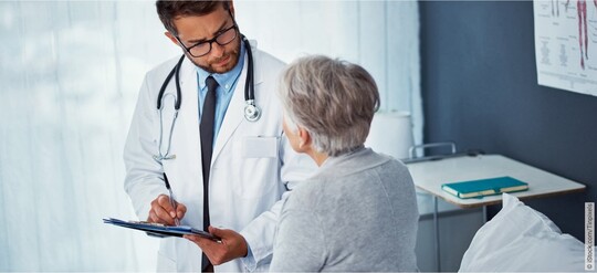 Gespräch mit einem Arzt wie Gepan® instill von Pohl-Boskamp angewendet wird Frau im Krankenhaus bespricht mit einem Arzt die Therapie und Anwendung von Gepan® instill von Pohl-Boskamp