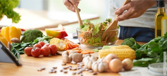 Frischer Salat der gerade zubereitet wird
