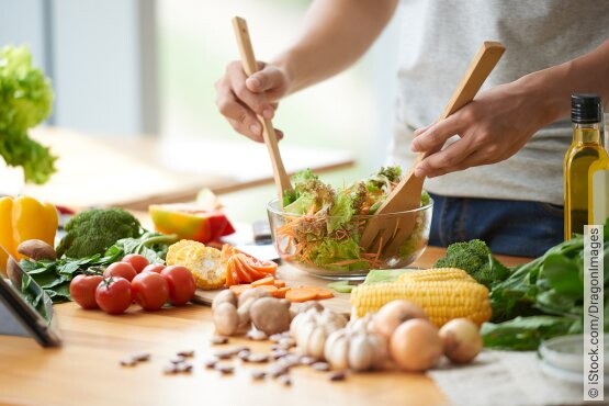 Eine ausgewogene Ernährung ist wichtig für ein starkes Immunsystem und eine starke Blase Frau richtet sich einen gesunden Salat an