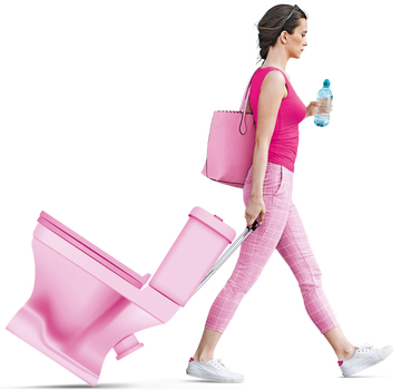 Frau in rosa/pink shirt sowie Hose, zieht eine rosa Toilette hinter sich her
